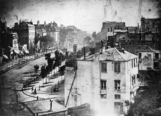 Un daguerrotipo que es a la vez la primera fotografía de un ser humano, Paris 1838.