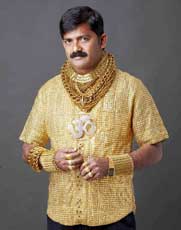 Un hortera con una camisa de 3,2 kilos de oro.