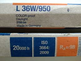 Etiqueta de embalaje de tubos fluorescentes que siguen la norma ISO 3664:2009 para ver pruebas de color.