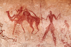 Pinturas prehistóricas de tonos ocres en el desierto del Sáhara.