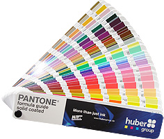 Una carta de colores en abanico de la firma Pantone.