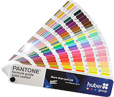Un abanico de colores estandarizados Pantone para elegir tintas directas.