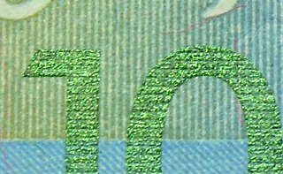 Una cifra impresa con tinta OVI en un billete.