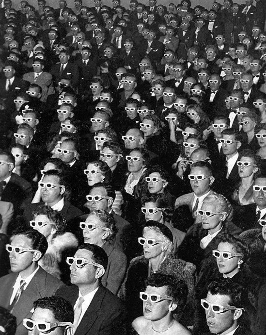 Los espectadores de un cine con gafas para 3D.
