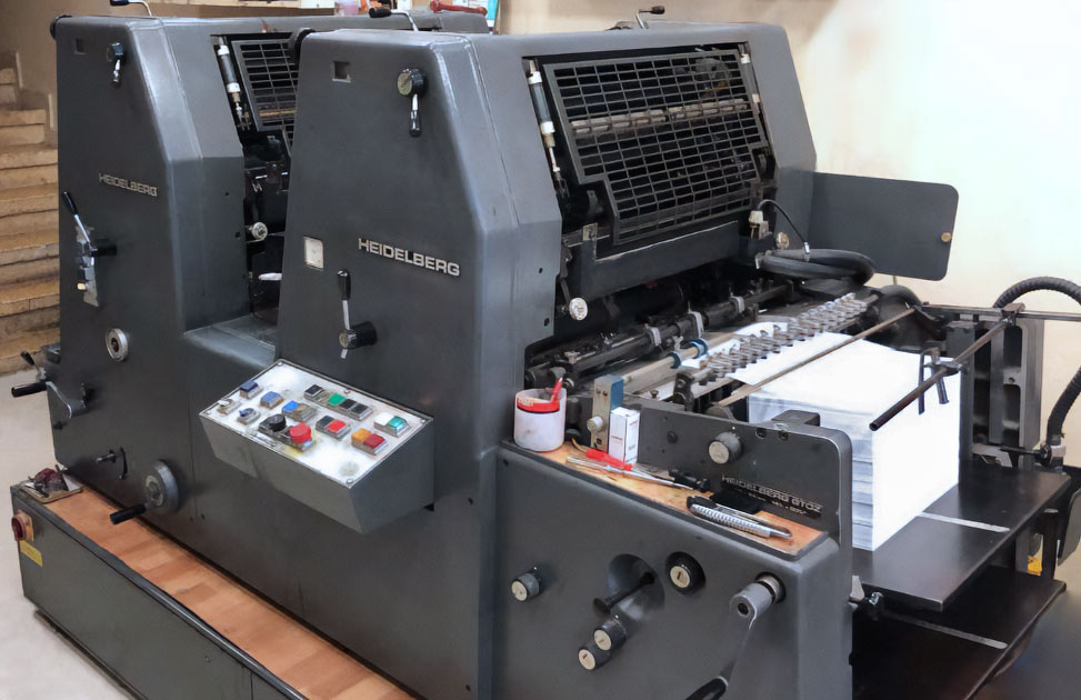 Una prensa de imprimir de hoja plana de dos colores.